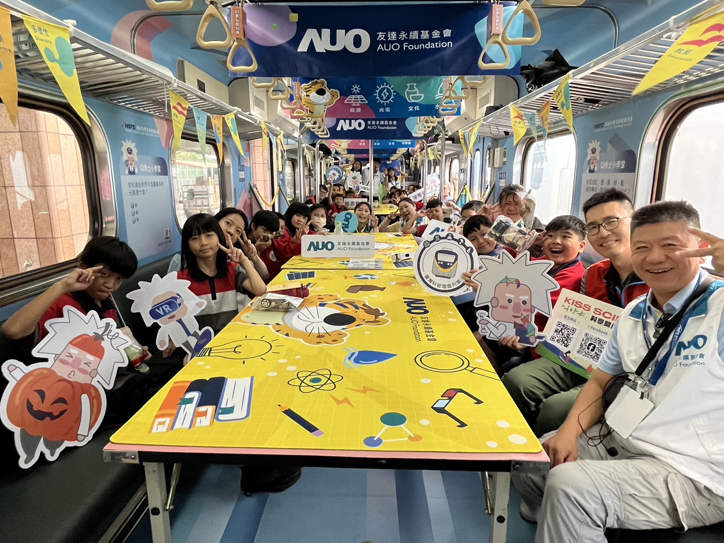永續基金會參與「臺灣科普環島列車」，設計基礎科學車廂課程，以「淨零碳排和永續能源」為主題，讓學生透過創意實驗認識淨零知識，以及思考生活中的減碳行為
