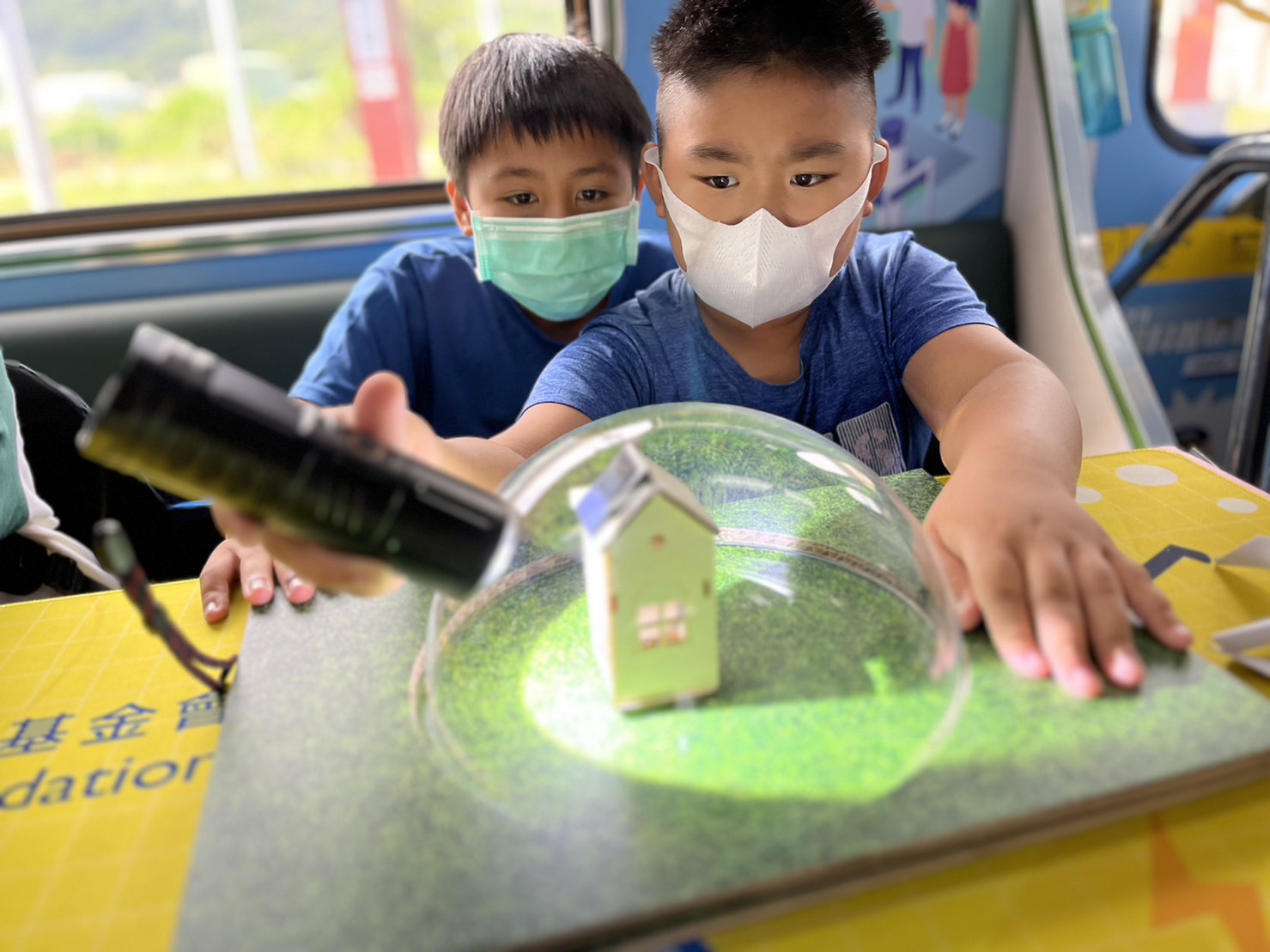 參與基礎科學主題車廂，以STEAM教學精神，設計「逐日科學家」、「太陽能工程師」以及「淨零建築師」三大能源科普課程和實驗