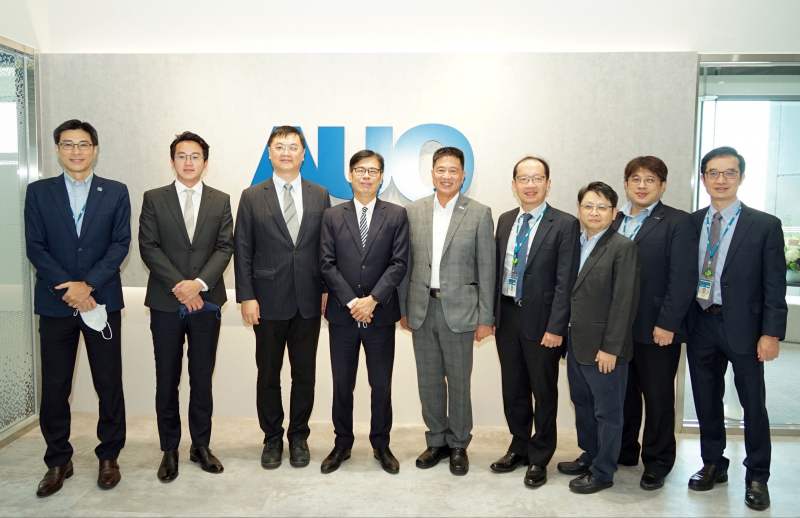 光電前進亞灣成立「AUO解決方案研發中心」，作為多元場域解決方案研發及試驗場域（圖中左為高雄市長陳其邁、圖中右為光電董事長彭双浪）